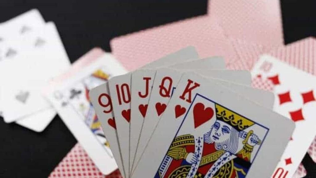 Khi chơi game đánh bài Phỏm, game thủ không nên vội đánh các lá bài lớn trước